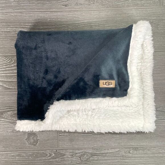 UGG Navy Blue Pillowcase Sham Faux Fur Soft & Fluffy Standard Size 20 x 28" - Picture 2 of 10